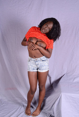 18 year old girl Ella Woods nudes on a vibrator after slowly removing clothing